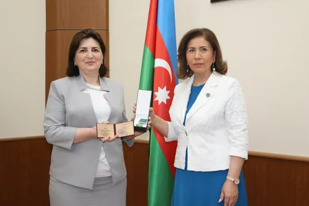 Bahar Muradova “Tərəqqi” medalı ilə təltif olunan qadınların mükafatlarını təqdim edib