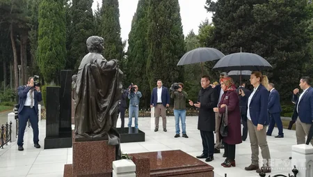 Türkiyənin müdafiə naziri Fəxri və Şəhidlər xiyabanlarını ziyarət edib
