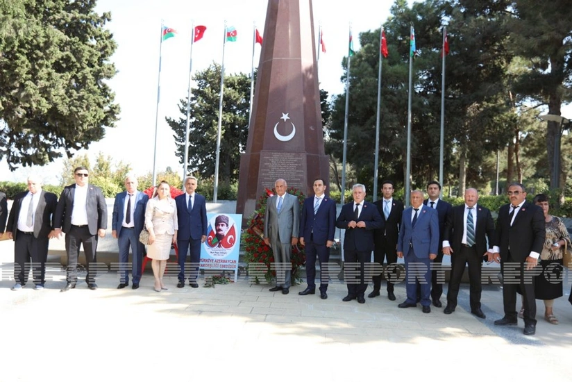 Daha bir qrup siyasi partiya nümayəndələri Türk Şəhidliyini ziyarət ediblər