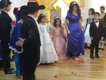 Bakı məktəbliləri Şekspirin Kral Lir əsərini ingilis dilində səhnələşdirib - FOTO