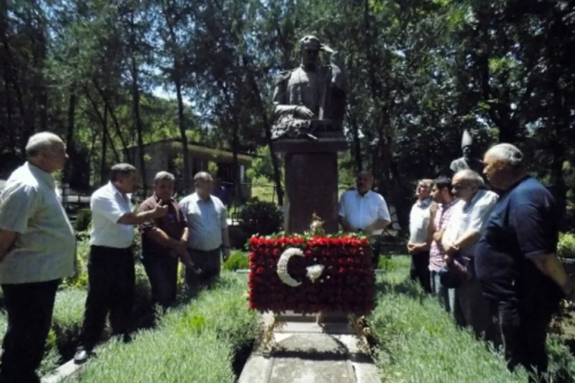 Mirzə Fətəli Axundzadənin məzarı önündə xatirə mərasimi keçirilib