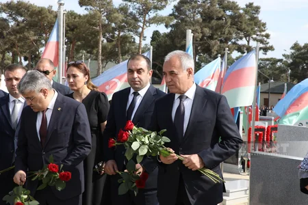 Azərbaycan xalqı antiterror şəhidlərinin məzarlarını ziyarət edir