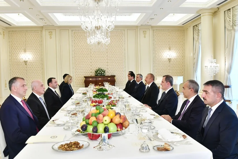İlham Əliyev və Gürcüstanın Baş naziri işçi nahar ediblər