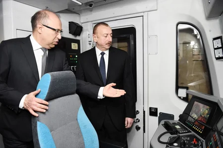 Prezident İlham Əliyev paytaxta gətirilən yeni metro qatarlarında yaradılan şəraitlə tanış olub - YENİLƏNİB