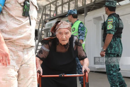 Civilian Armenians move unhindered through Lachin border checkpoint