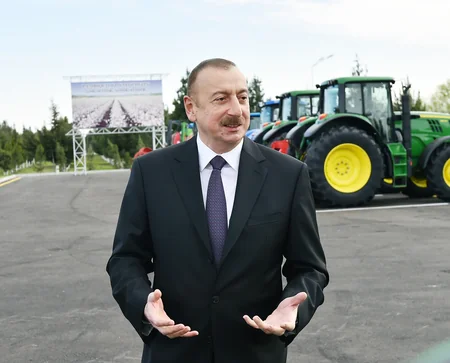 Президент Ильхам Алиев ознакомился с хлопковым полем бардинского фермера Мусы Гулиева