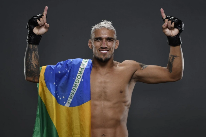 Оливейра защитил титул чемпиона UFC в легком весе