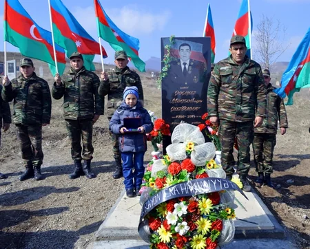 Şəhidin medalı azyaşlı oğluna verilib - FOTO