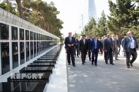 XİN rəhbərliyi Fəxri xiyabanı və Şəhidlər xiyabanını ziyarət ediblər - FOTO
