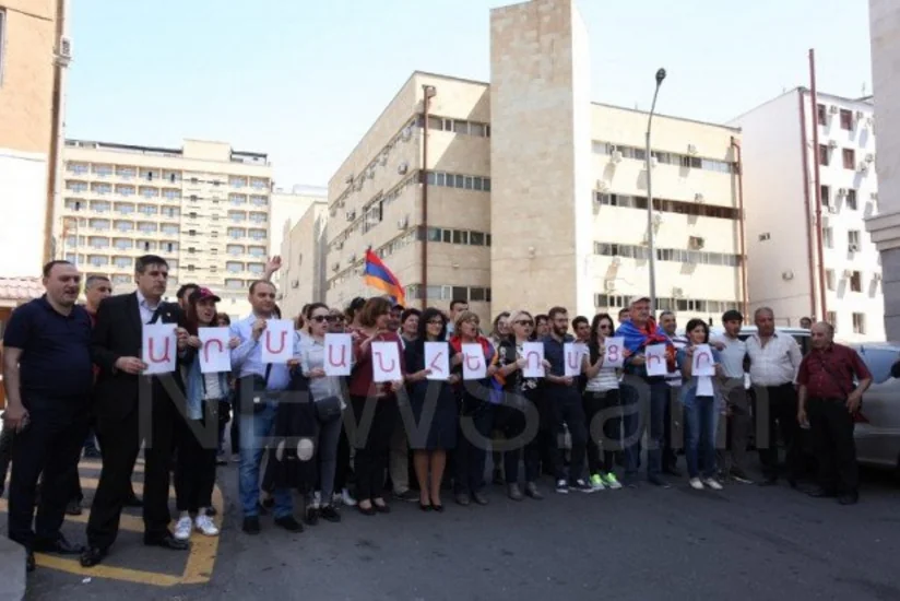Адвокаты проводят акцию протеста перед зданием Кассационного суда Армении