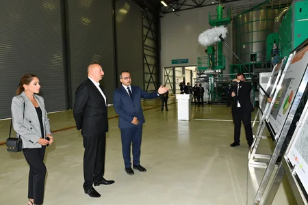 İlham Əliyev və Mehriban Əliyeva “Grand-Agro İnvitro” MMC-nin müəssisəsi ilə tanış olub
