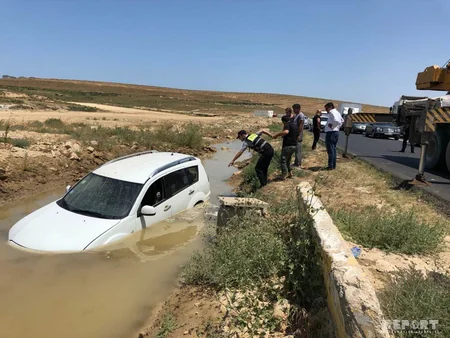 Abşeronda maşın aşaraq gölə düşüb - FOTO
