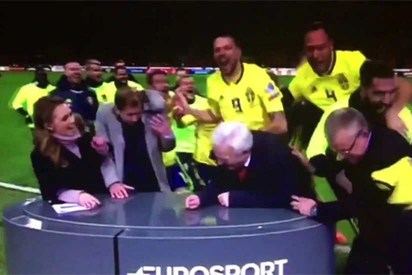 İsveçlilərin mundial sevinci: futbolçular canlı yayımda olan Eurosport şərhçilərinin üzərinə atılıblar - VİDEO