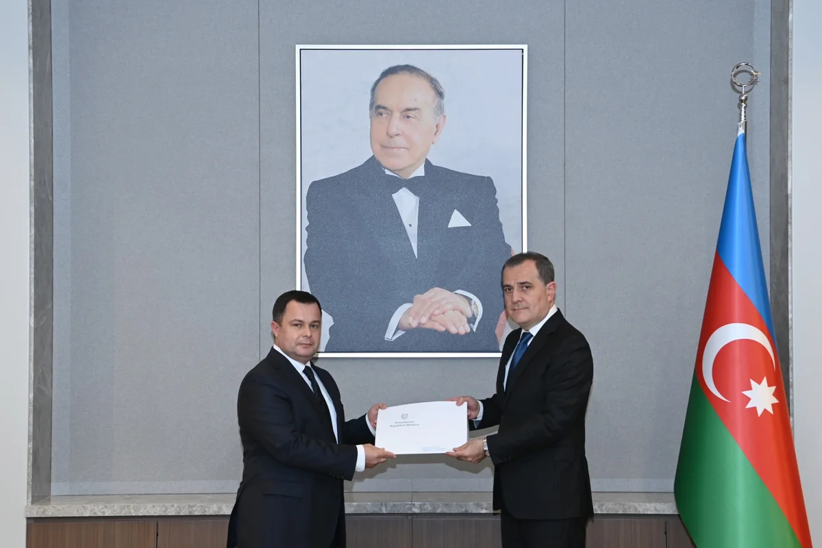 Ceyhun Bayramov Moldovanın yeni səfirinin etimadnaməsinin surətini qəbul edib