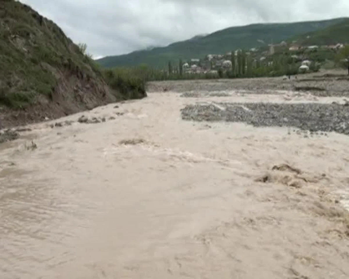 ​Şamaxıda güclü sel suları rayonun bəzi ucqar kəndlərlə əlaqəsini kəsib