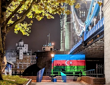 Böyük Britaniyada 6 bina Azərbaycan bayrağının rənglərinə boyanıb