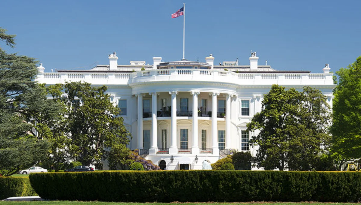 Ağ Ev yaxınlığında şübhəli əşya tapılıb