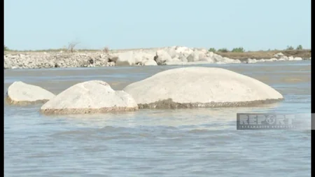 Kürlə dənizin qovuşduğu ərazidə vurulan suaşıran bənd dağılıb