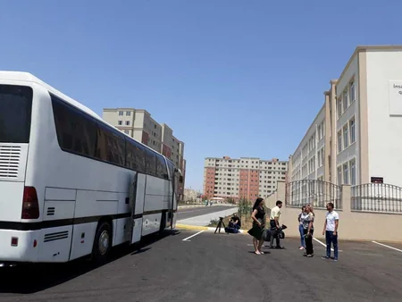 Məcburi köçkünlər üçün salınan “Qobu Park” yaşayış kompleksinə infotur təşkil edilib