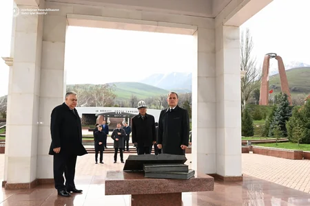 Ceyhun Bayramov Bişkekdəki Ata-Beyit Memorial Kompleksini ziyarət edib