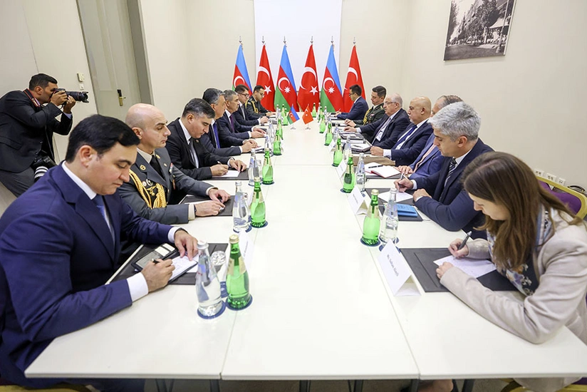 Azərbaycan və Türkiyə müdafiə nazirləri birgə təlimlərin artırılmasını müzakirə ediblər