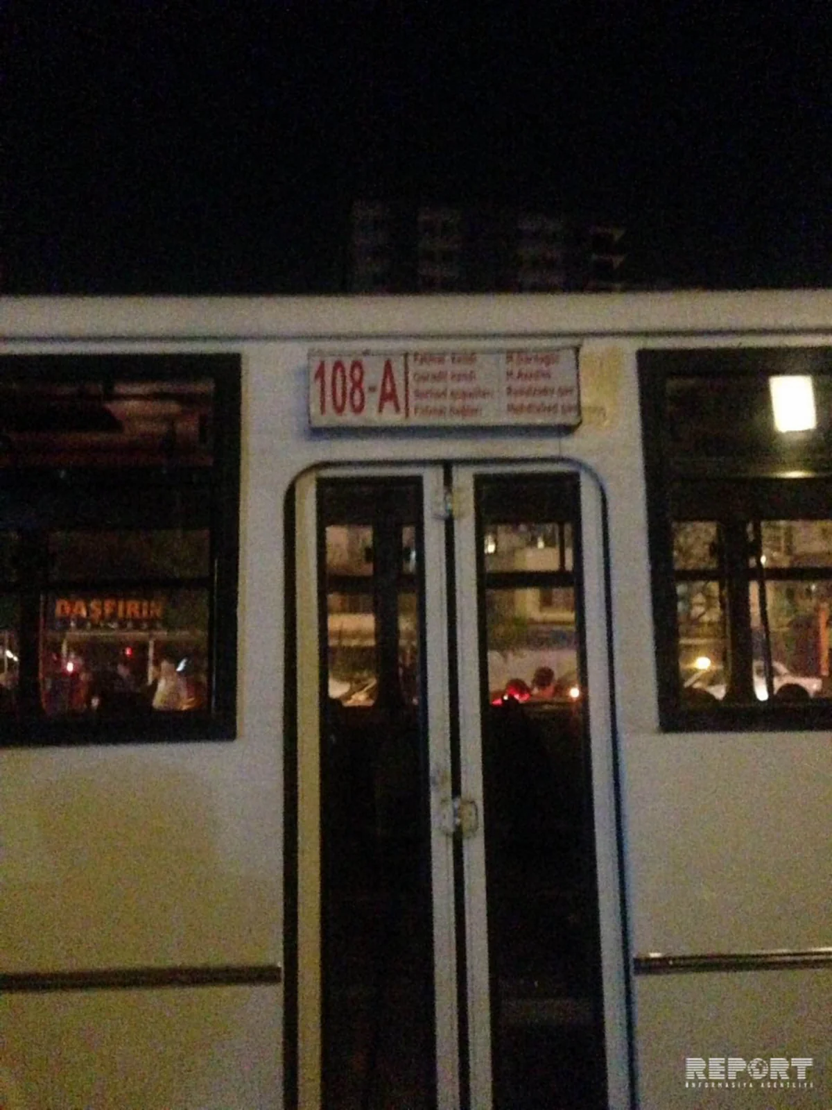 Bakıda sərnişin avtobusu qəza törədib - FOTO