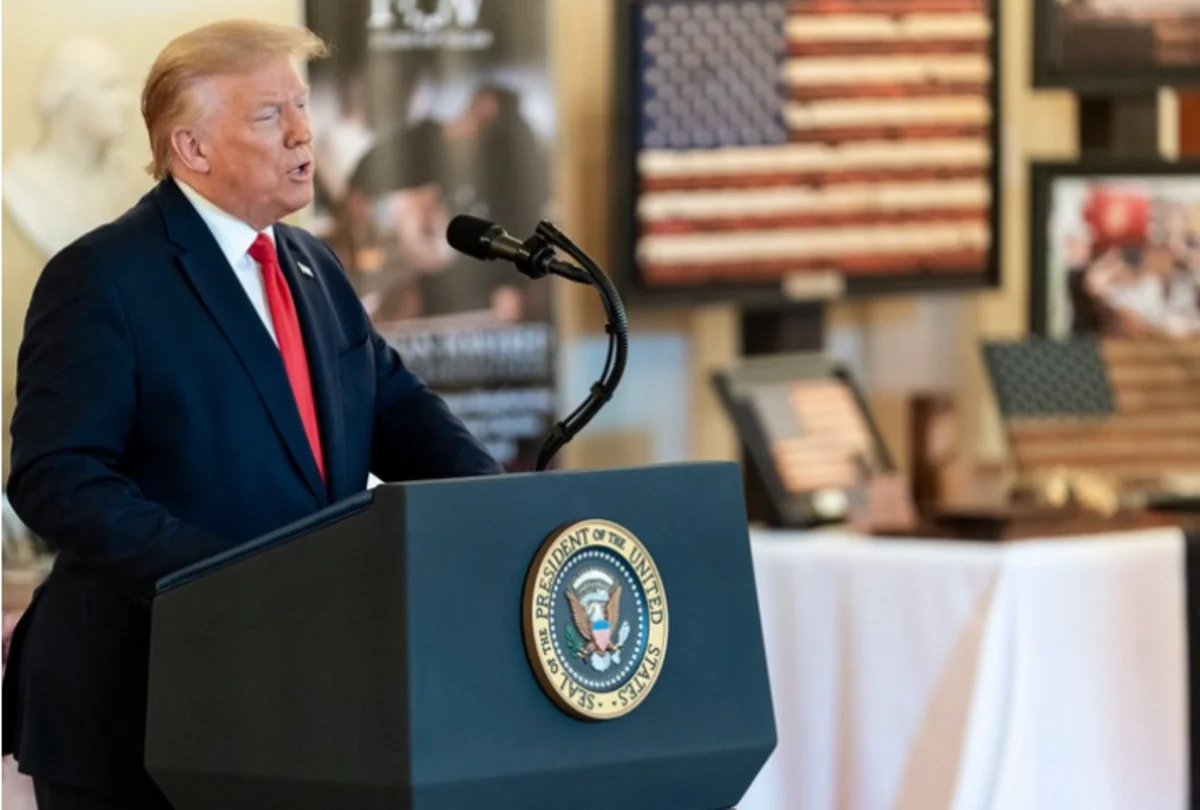 Личный помощник Трампа заразился коронавирусом