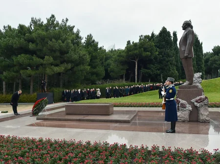 Prezident İlham Əliyev ümummilli lider Heydər Əliyevin məzarını ziyarət edib - FOTO