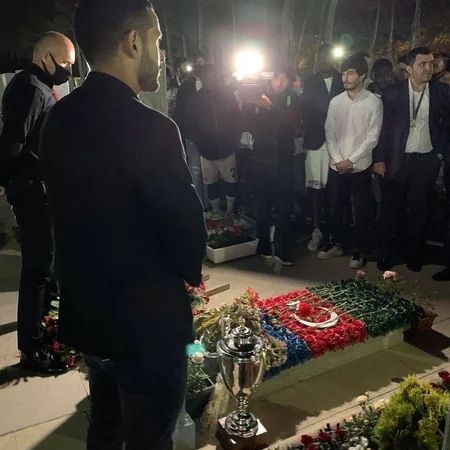 Neftçi Çempionluq Kubokunu şəhid azarkeşlərinin məzarına apardı