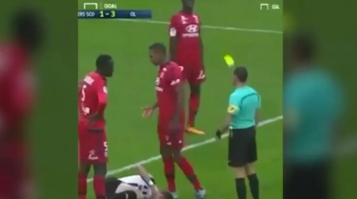 Fransada hakimin sarı vərəqəsini təsadüfən yerə salan futbolçu meydandan qovulub - VİDEO