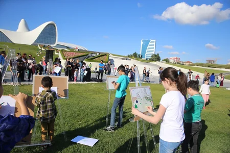 Heydər Əliyev Mərkəzinin parkında uşaqlar üçün rəsm dərsi təşkil olunub