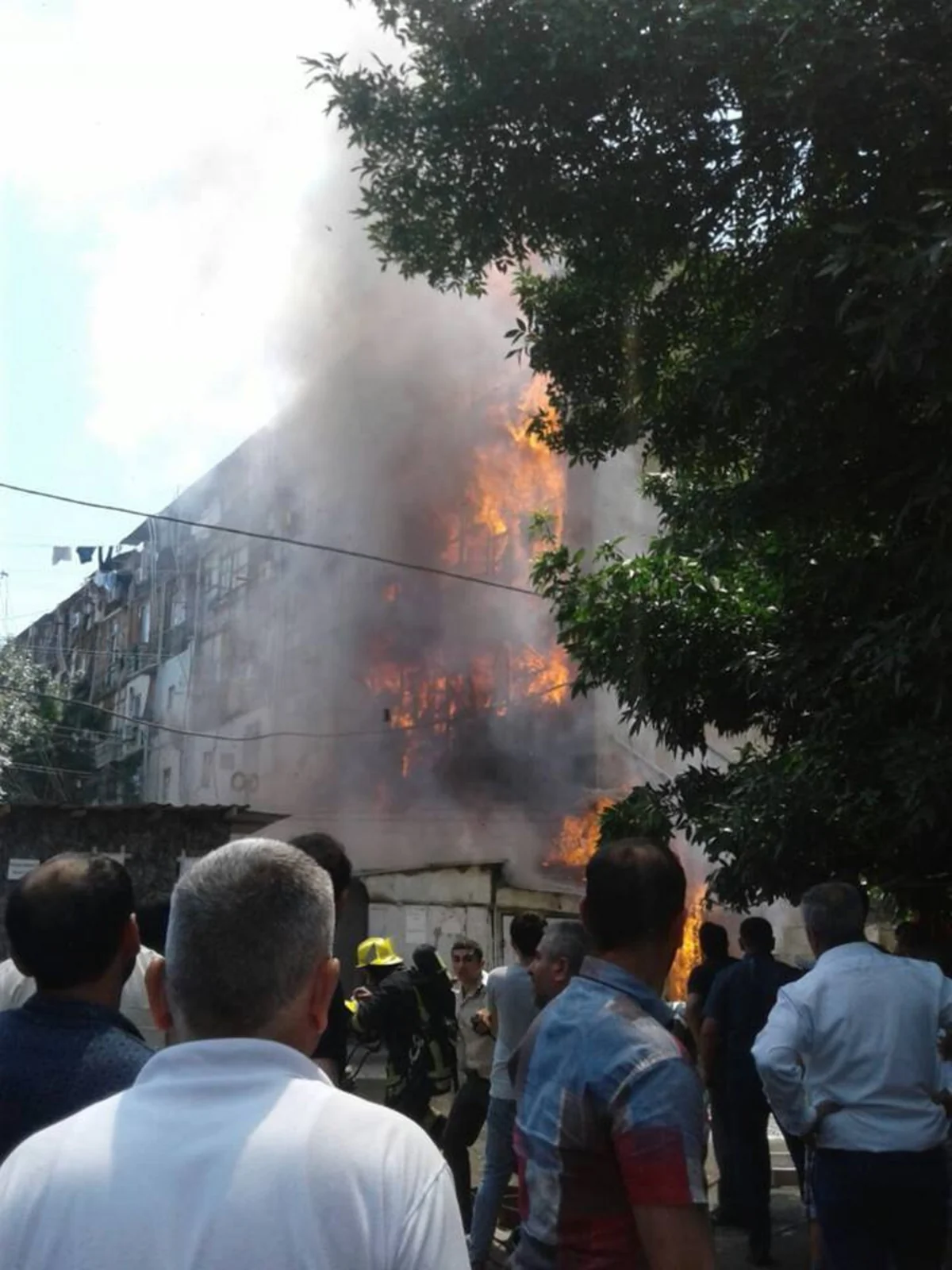 Bakıda məcburi köçkünlərin məskunlaşdığı binada güclü yanğın olub - FOTO