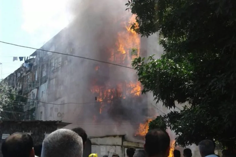 В одном из зданий Баку, где разместились вынужденные переселенцы, произошел сильный пожар - ФОТО