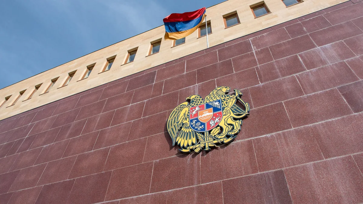 Минобороны Армении опровергло информацию об автокатастрофе с участием министра