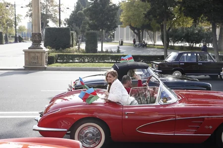 Bakıda Dövlət Bayrağı Günü münasibətilə klassik avtomobillərin paradı keçirilib - FOTOREPORTAJ