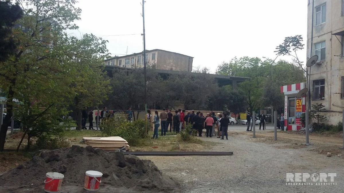 Nəsimi rayonunda sakinlər binaların arasında tikintinin başlanmasına görə etiraz aksiyası keçirirlər - FOTO