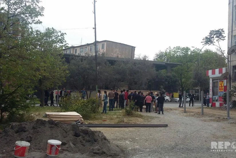 В Насиминском районе жители проводят акцию протеста в связи с началом строительства между зданиями - ФОТО