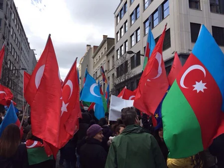 ​Azərbaycan və Türk diaspor təşkilatları Brüsseldə etiraz aksiyası keçirib
