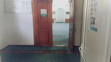 Bakıda məsciddə axundun iş otağından 1500 manat və 500 dollar oğurlanıb