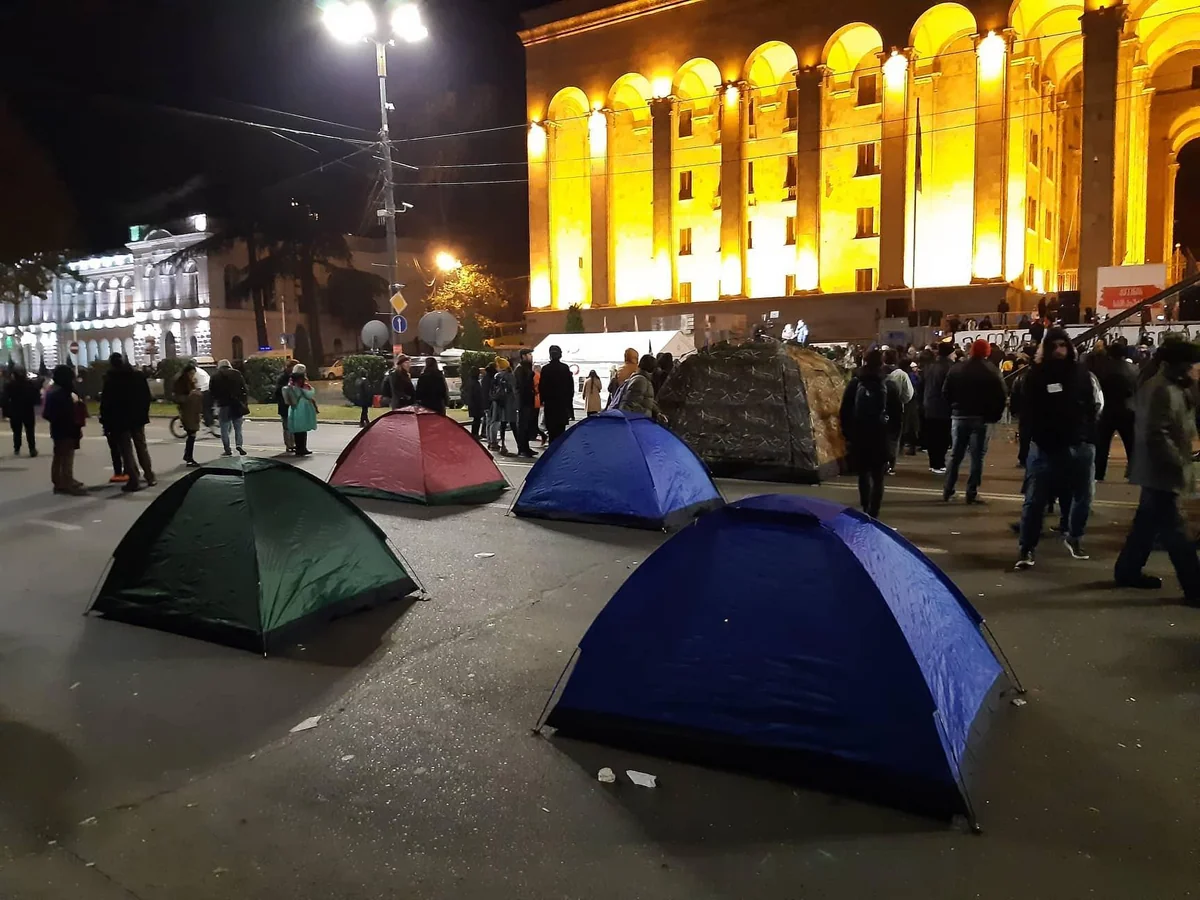 В Тбилиси протестующие установили палатки перед парламентом - ОБНОВЛЕНО - 2 - ФОТО