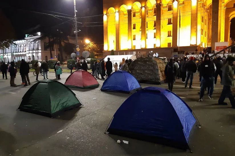 В Тбилиси протестующие установили палатки перед парламентом - ОБНОВЛЕНО - 2 - ФОТО