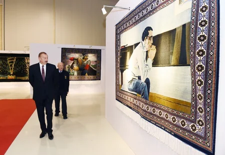 Prezident İlham Əliyev Tahir Salahovun 90 illik yubileyinə həsr edilən sərgi ilə tanış olub - FOTO