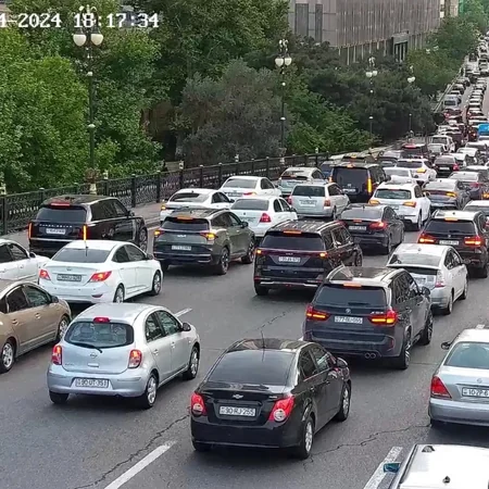 Bakının bir sıra yollarında nəqliyyatın sıxlığı yaranıb