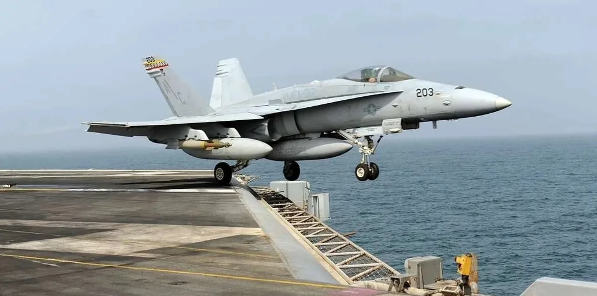 Истребитель упал с авианосца ВМС США в Красное море