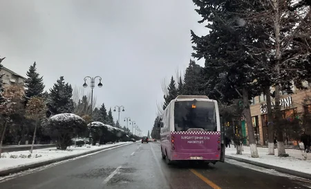 Sumqayıtda yollar qardan təmizlənir, duz-qum qarışığı səpilir