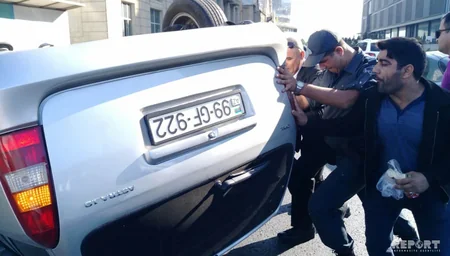 Bakının mərkəzində yol qəzası olub, avtomobillərdən biri aşıb - FOTO