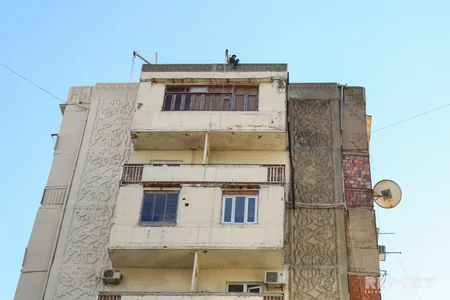 Bakıda naməlum şəxs özünü çoxmərtəbəli binadan atmaq istəyib - FOTO
