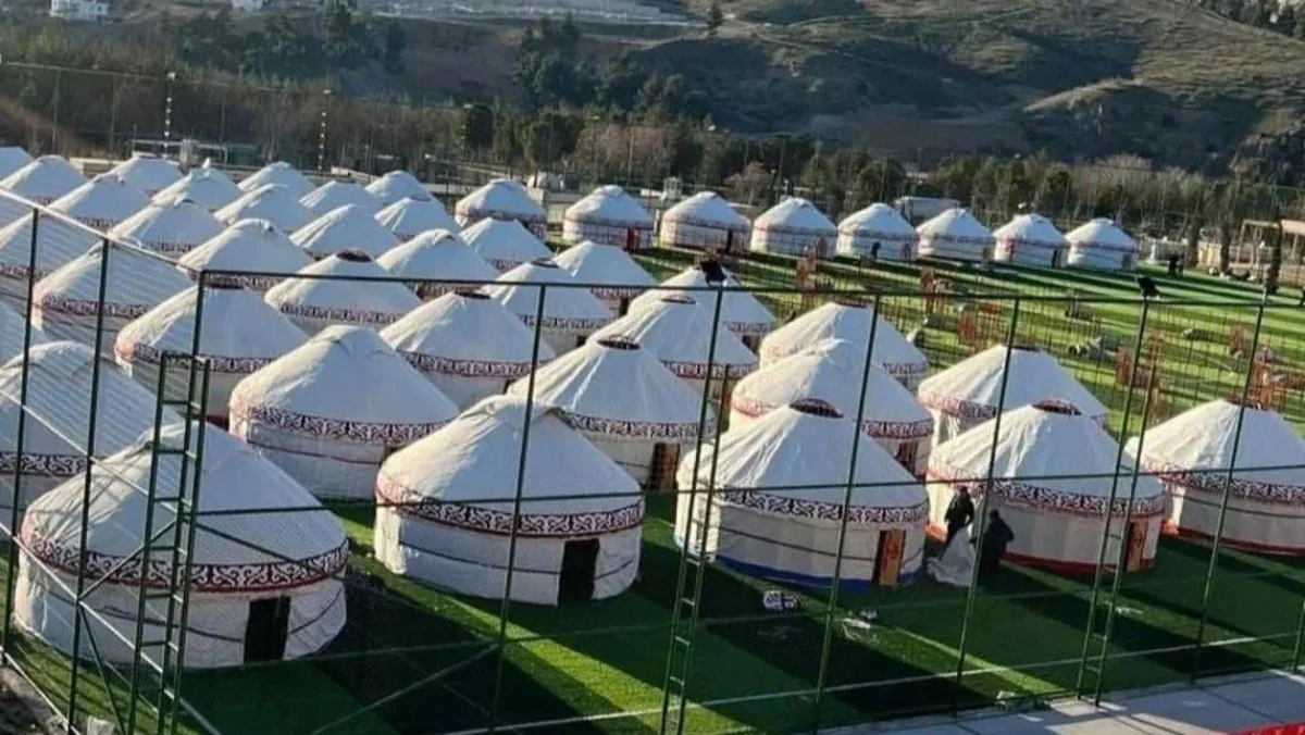 Türkiyədə zəlzələdən evi dağılanlara Qırğızıstandan alaçıq göndərilib