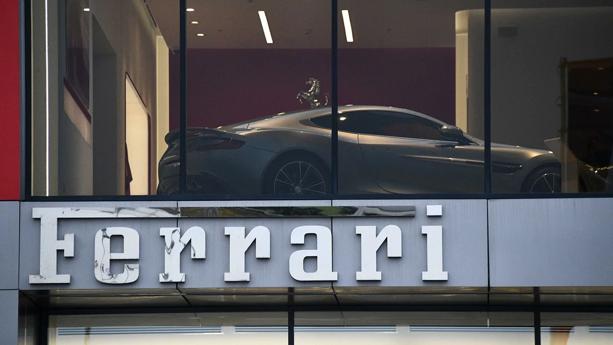 Ferrari решила приостановить производство автомобилей для России