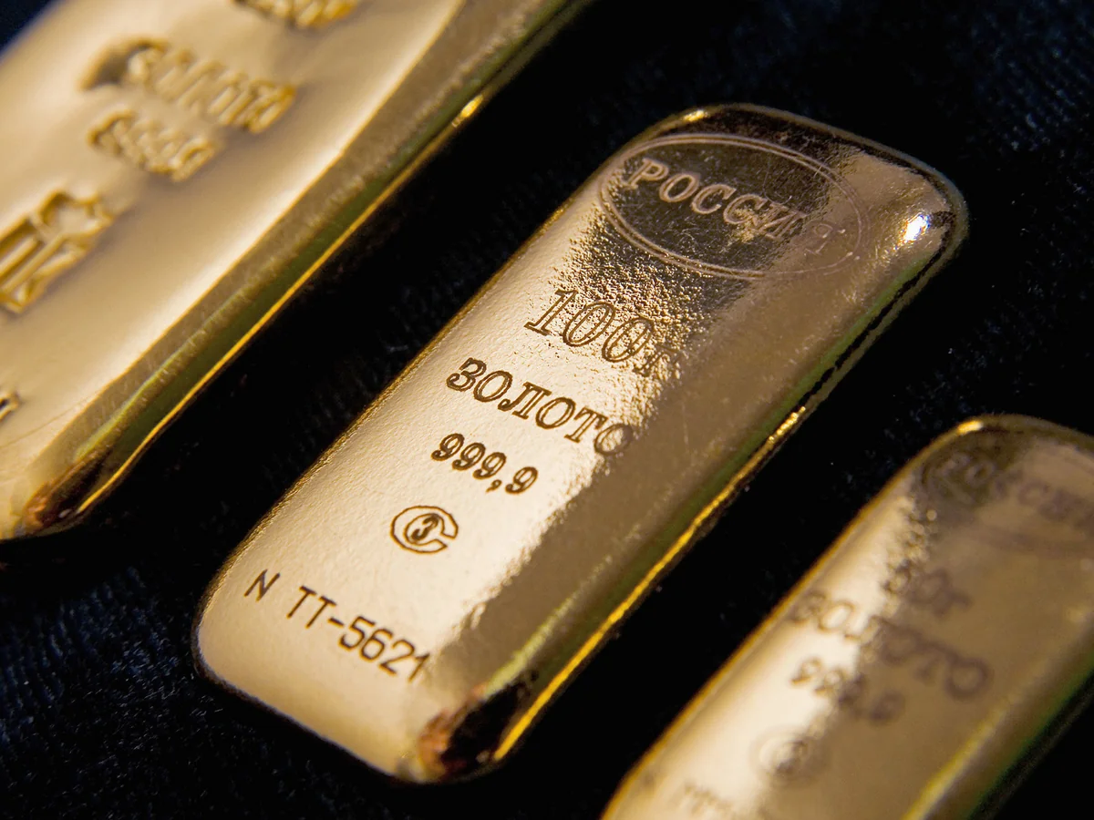 Gold prices fall amid dollar strengthening, Fed expectations
